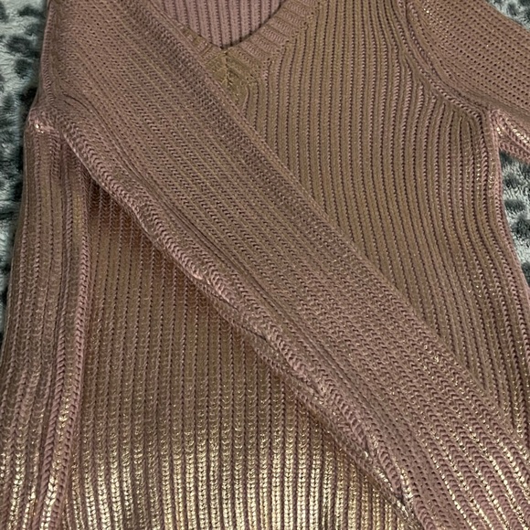 Charlotte Russe ROSE GOLD printed gold & pink V neck sweater size SMALL - Picture 3 of 3